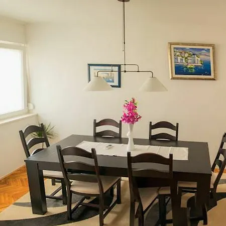 Feel Center Apartment
